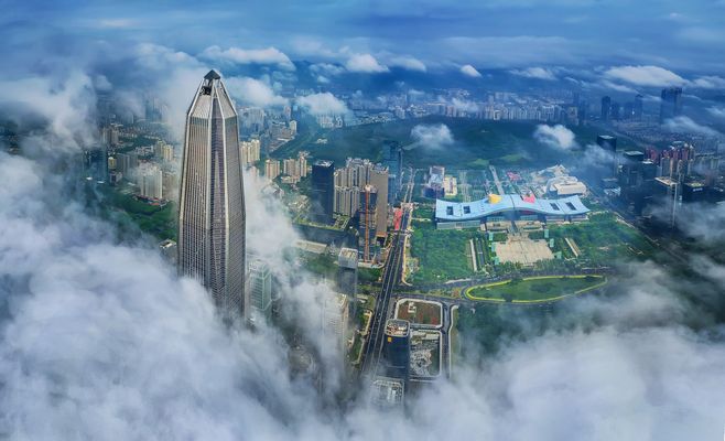 《鹏城仙境》 深圳的城市地标第一楼“平安大厦”和深圳坐标建筑“市民中心”在云雾的笼罩下,忽隐忽现,犹如人间仙境。